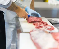 Работа в супермаркете: вакансии для мясников и раскладчиков