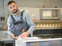 Работа на упаковке наклеек в Холоне с зарплатой и питанием